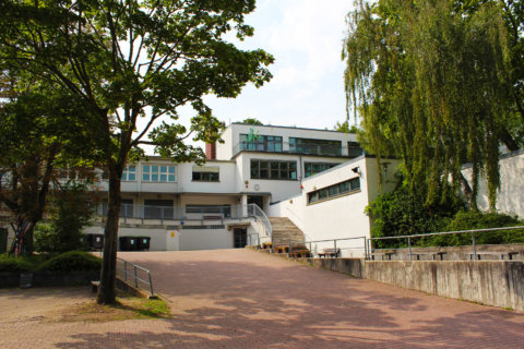 Schulgebäude, Eingang der Schule