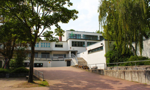 Schulgebäude, Eingang der Schule