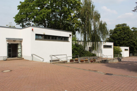 Schulgebäude, Pausenhof