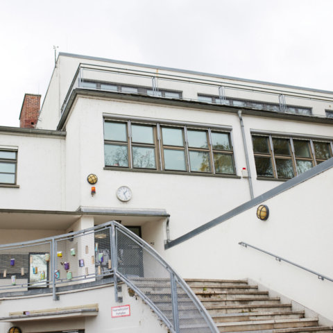 Schulgebäude: Treppenaufgang, Eingang