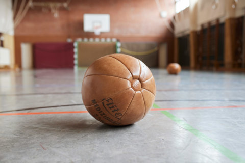 Sporthalle, ein Medizinball liegt im Spielfeld