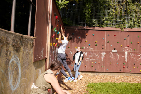 Schüler:innen an der Kletterwand