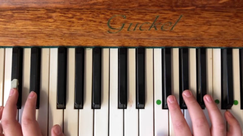 Filmausschnitt: Jemand spielt auf Klaviertasten
